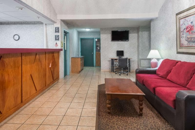 Super 8 By Wyndham Hancock 5