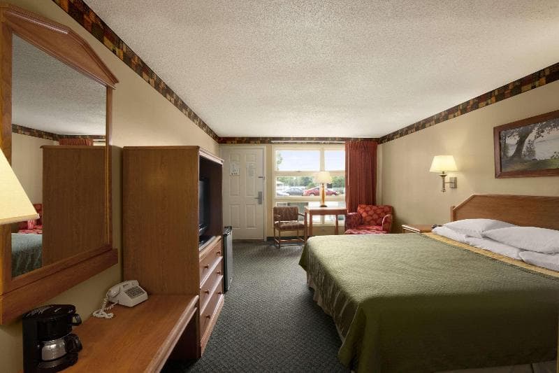 Super 8 by Wyndham Lake George/Downtown 5
