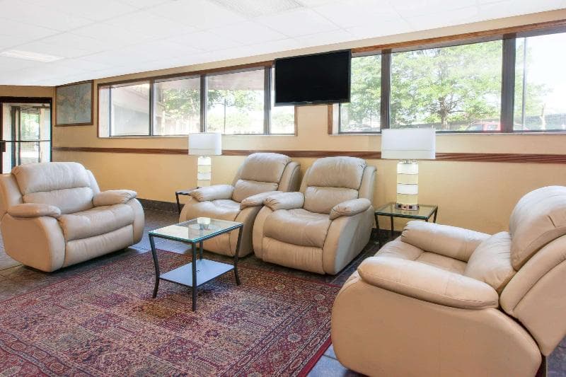 Days Inn & Suites By Wyndham Madison Heights 3