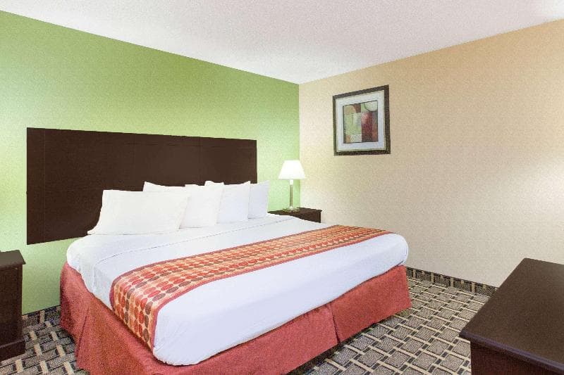 Days Inn & Suites By Wyndham Madison Heights 5