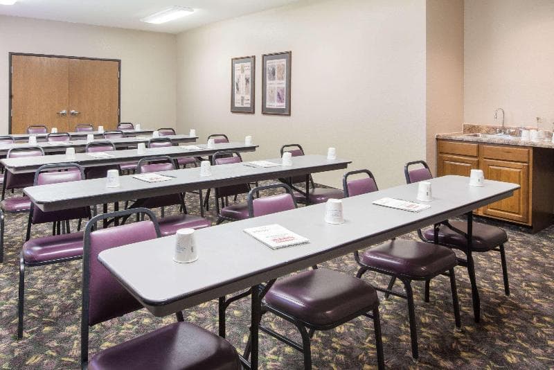 Super 8 by Wyndham Iola 2