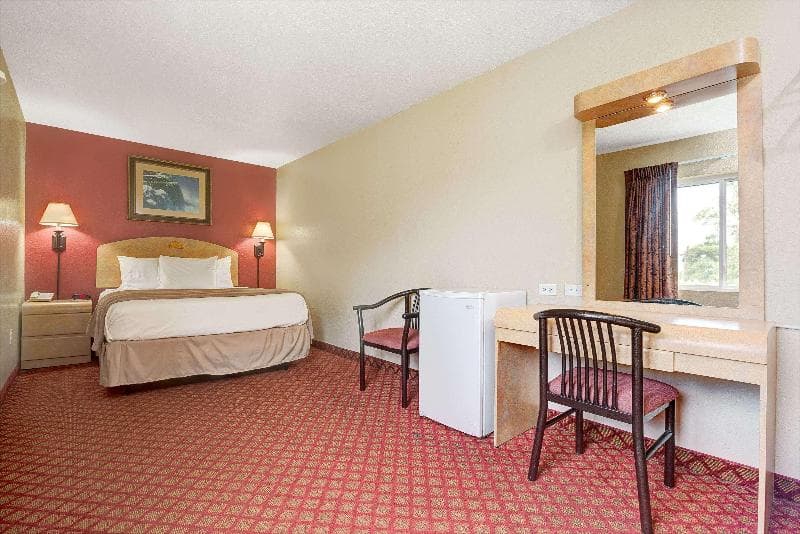 Days Inn & Suites by Wyndham Niagara Falls/Buffalo 2
