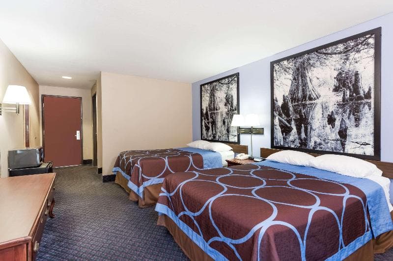 Super 8 By Wyndham Indianola photo 1