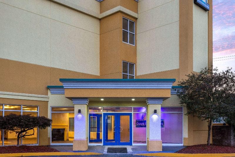 Days Inn & Suites by Wyndham Albany 5