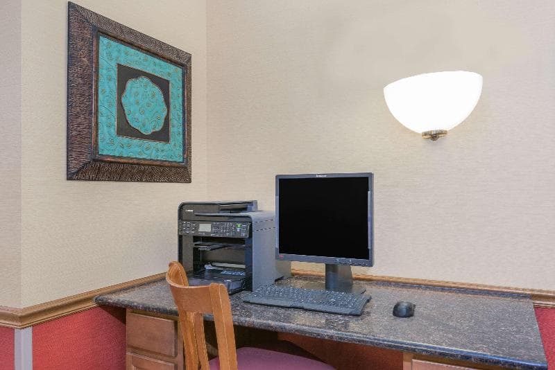 Super 8 By Wyndham Marshalltown photo 1