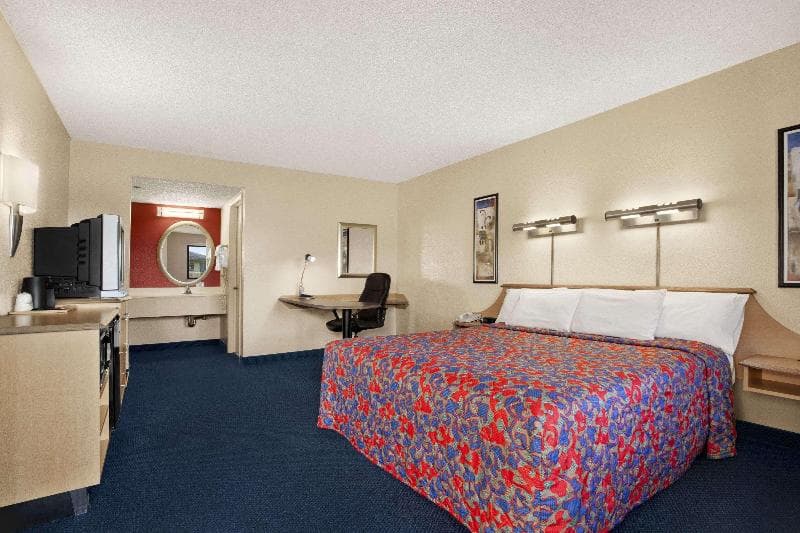 Days Inn by Wyndham Buena Park 4