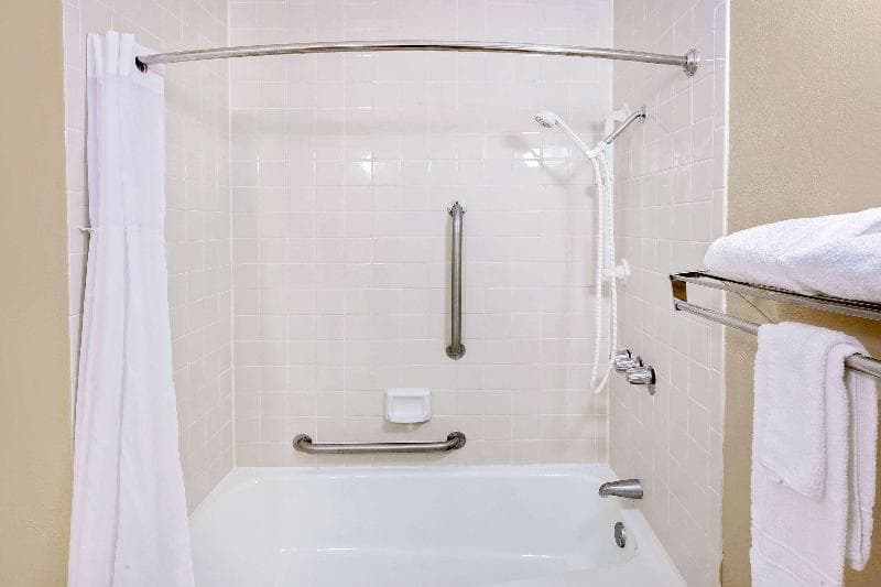 Days Inn by Wyndham Bay City 4