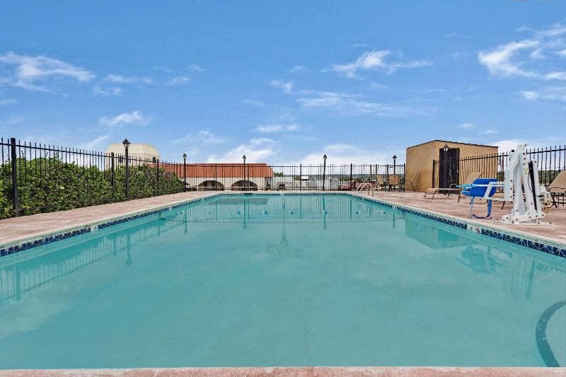 Days Inn & Suites by Wyndham Santa Rosa 4