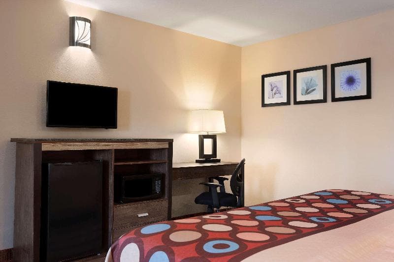 Super 8 by Wyndham Rahway/Newark 2