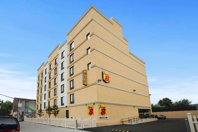 Super 8 by Wyndham Bronx 4