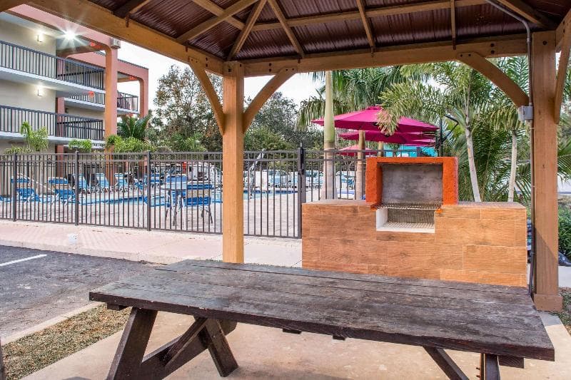 Days Inn by Wyndham Sarasota Bay 2