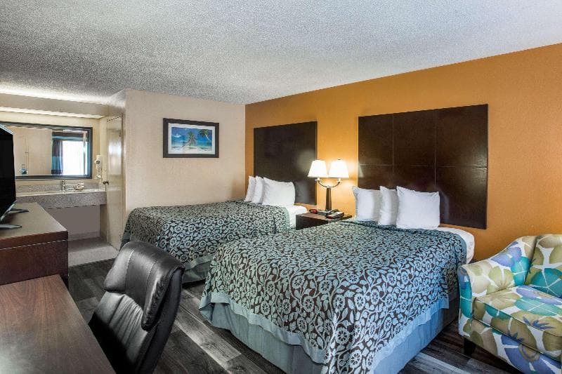 Days Inn by Wyndham Sarasota Bay 3