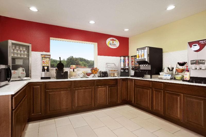 Super 8 by Wyndham Corsicana 4