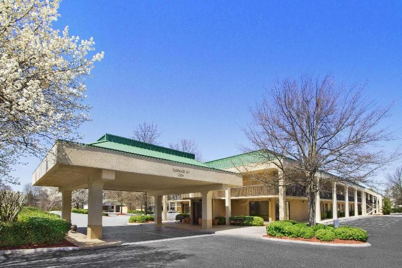 Howard Johnson By Wyndham Greensboro Near The Coliseum 5