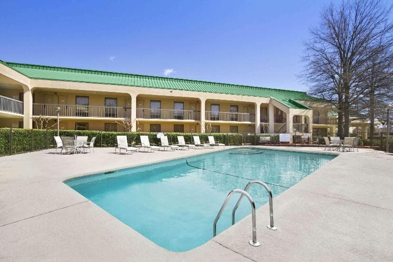 Howard Johnson By Wyndham Greensboro Near The Coliseum 4