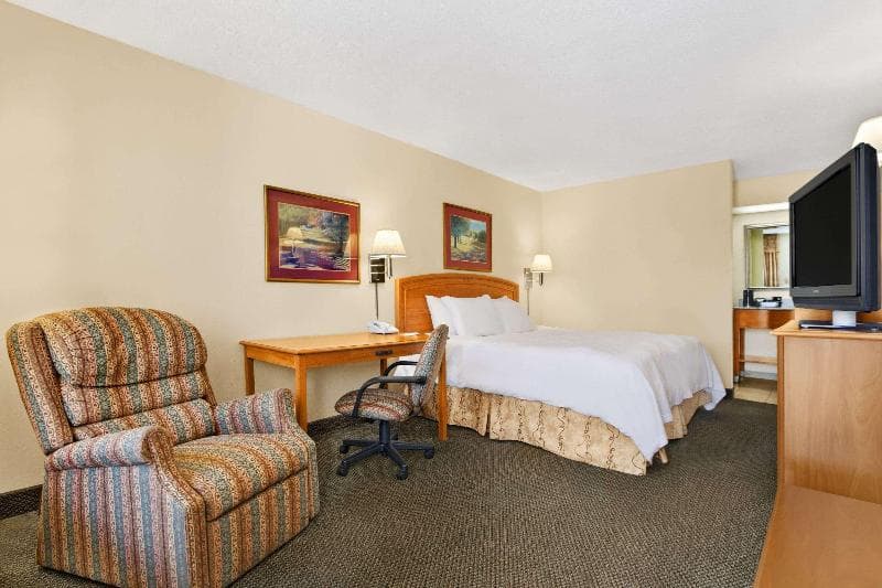 Howard Johnson By Wyndham Greensboro Near The Coliseum photo 1