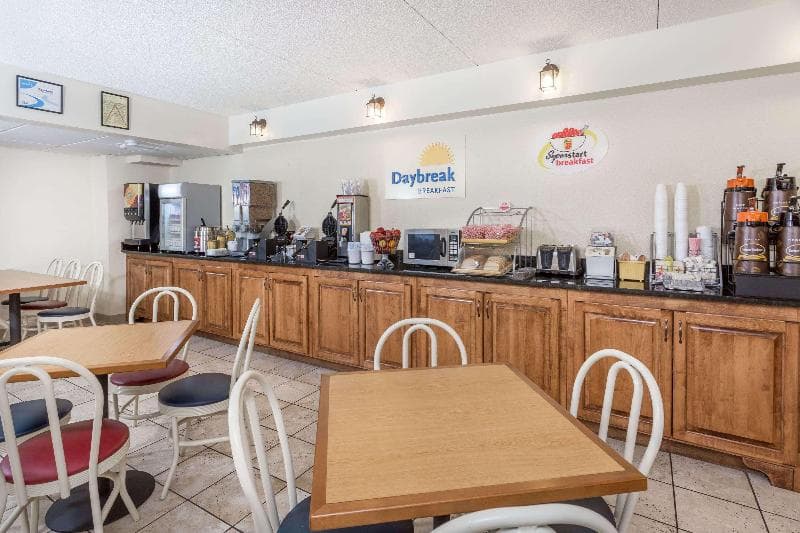 Super 8 By Wyndham Valdosta Mall 4