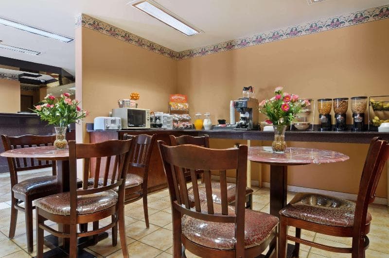 Microtel Inn & Suites by Wyndham Clarksville 2