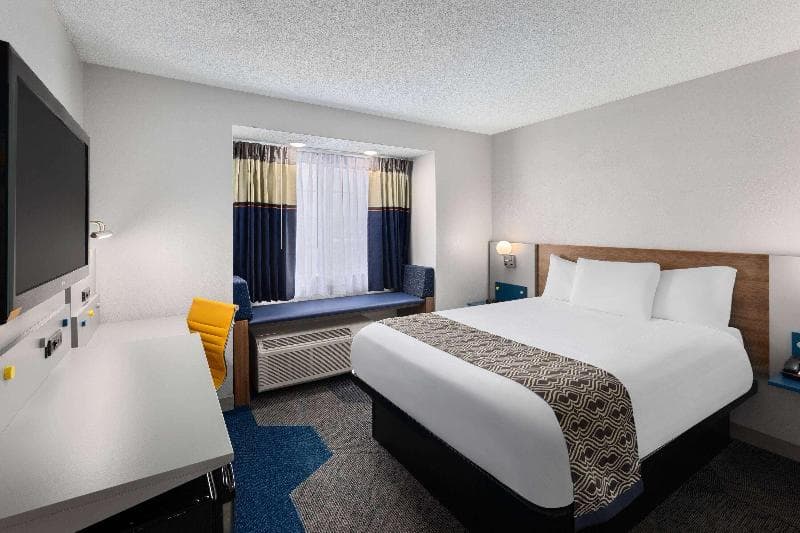 Microtel Inn & Suites by Wyndham Bowling Green 2