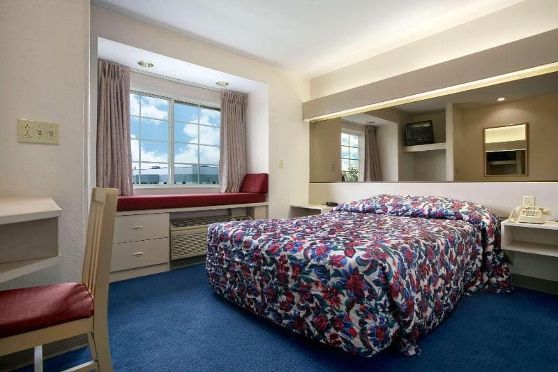 Microtel Inn by Wyndham Champaign 4