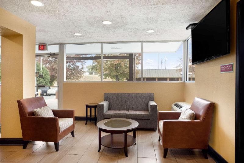 Super 8 By Wyndham Jackson 4