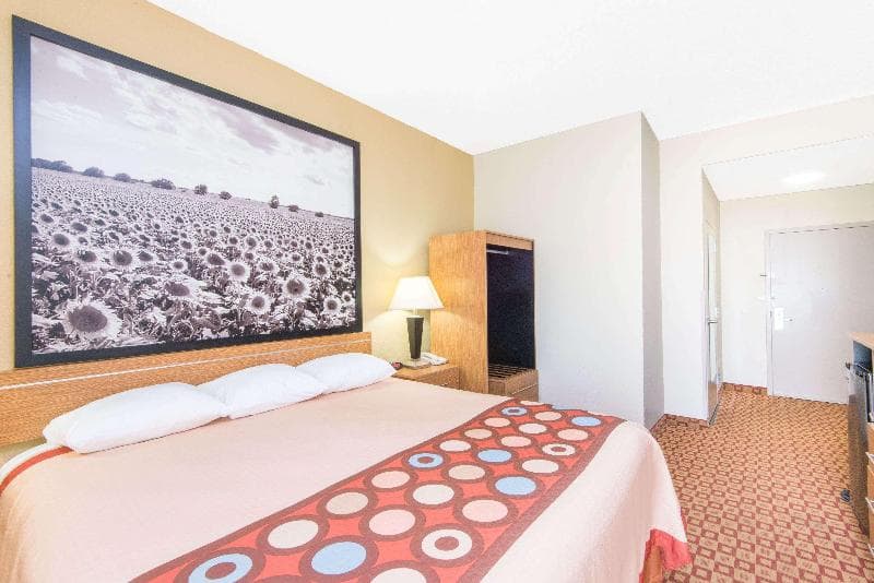 Super 8 by Wyndham Wichita South 3
