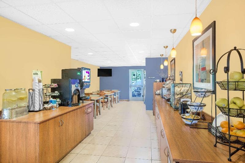 Microtel Inn & Suites by Wyndham Chili/Rochester Airport 2