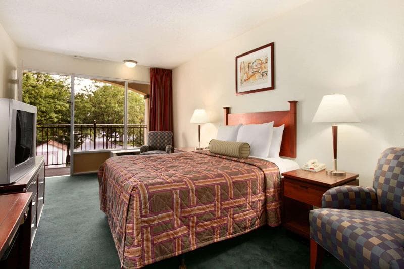 Travelodge by Wyndham Waukegan Gurnee 5