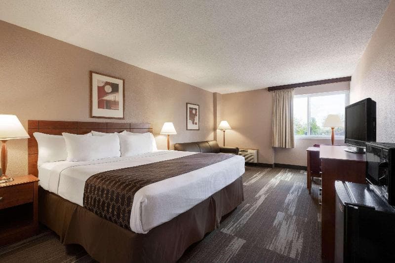 Ramada by Wyndham Bismarck 3
