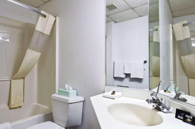 Travelodge By Wyndham Niagara Falls 3