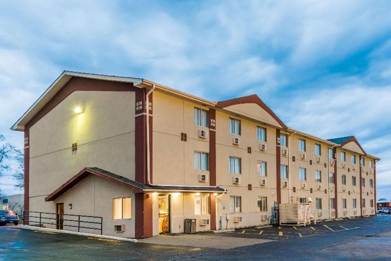 Super 8 By Wyndham Bloomington photo 1