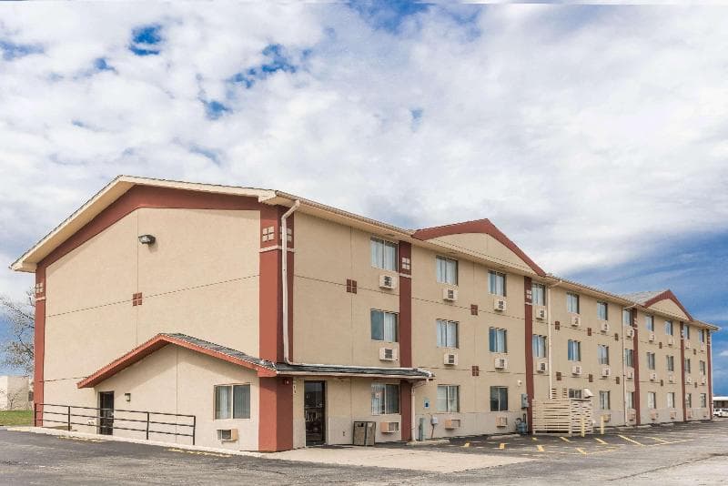 Super 8 By Wyndham Bloomington 2
