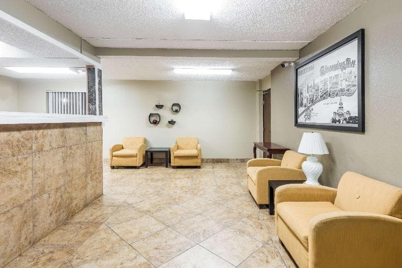 Super 8 By Wyndham Bloomington 5