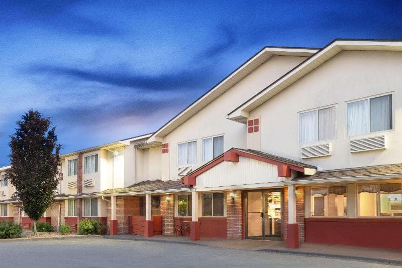 Super 8 by Wyndham Kingston photo 1
