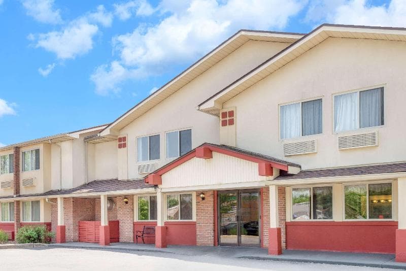 Super 8 by Wyndham Kingston 3