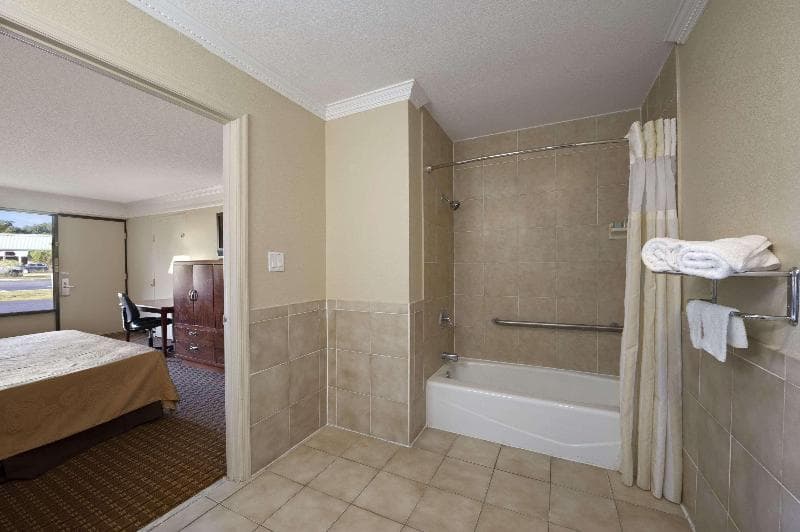 Travelodge By Wyndham Hinesville 2