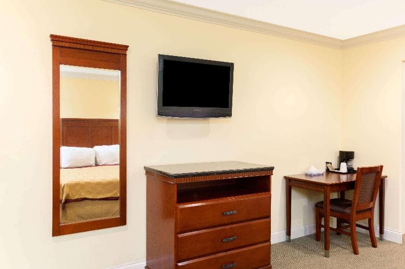 Travelodge By Wyndham Brea 5