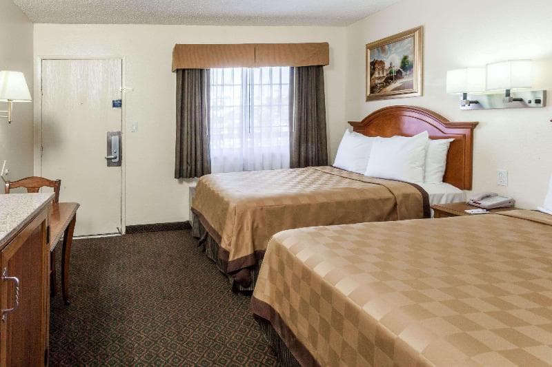 Travelodge by Wyndham Fullerton Near Anaheim 2