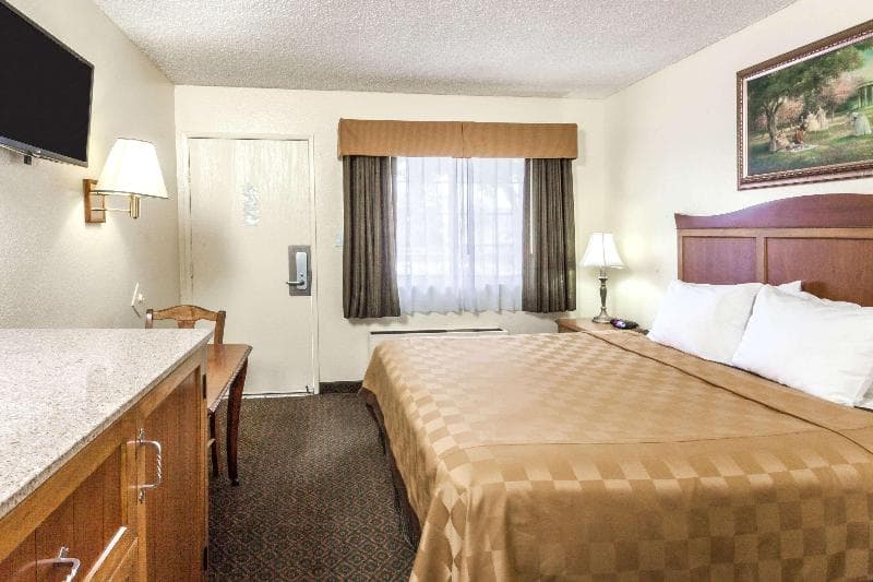 Travelodge by Wyndham Fullerton Near Anaheim 4