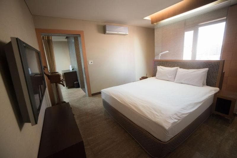 Landmark Hotel 5