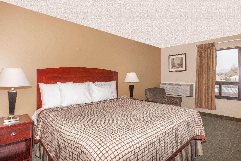 Days Inn by Wyndham Utica 5