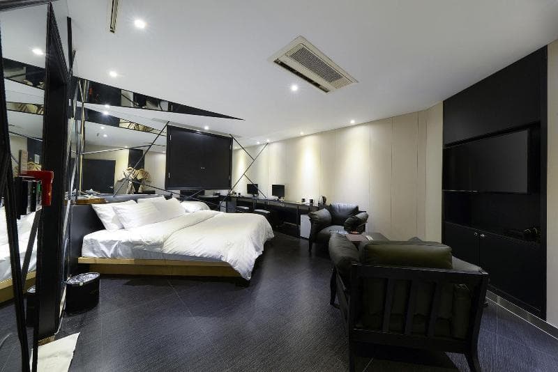 S Hotel main