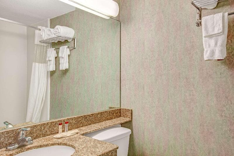 Ramada by Wyndham Parsippany 4