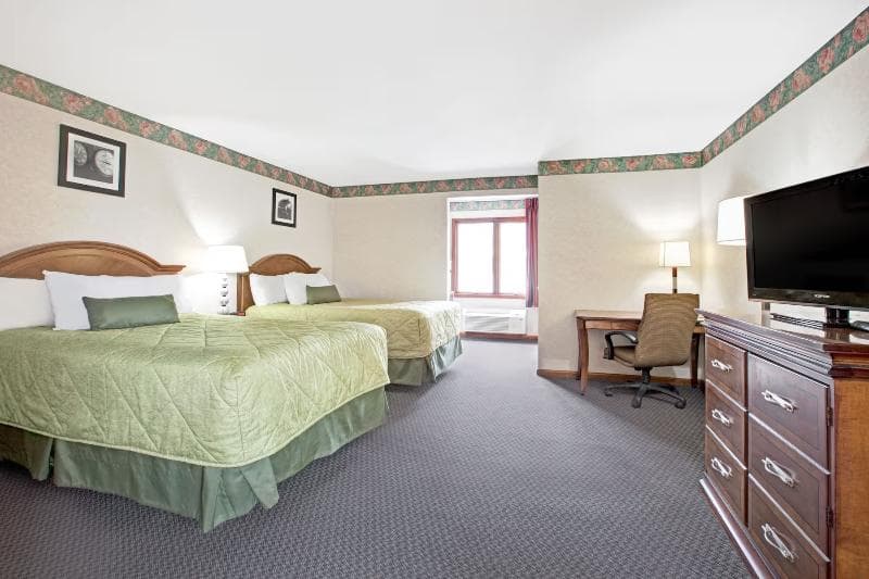 Ramada by Wyndham Flemington 5