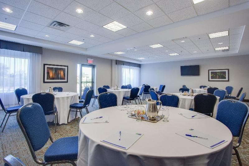 Holiday Inn Express & Suites Ottawa East - Orleans 2