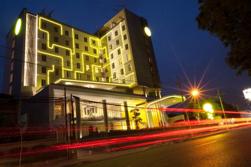 Yello Hotel Jemursari 1