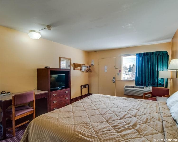 Econo Lodge Near Bluefield College 3