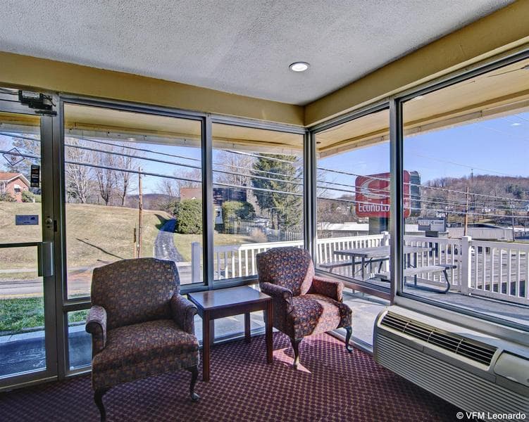 Econo Lodge Near Bluefield College 5
