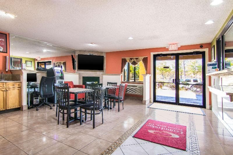 Econo Lodge Atlanta Airport East 5