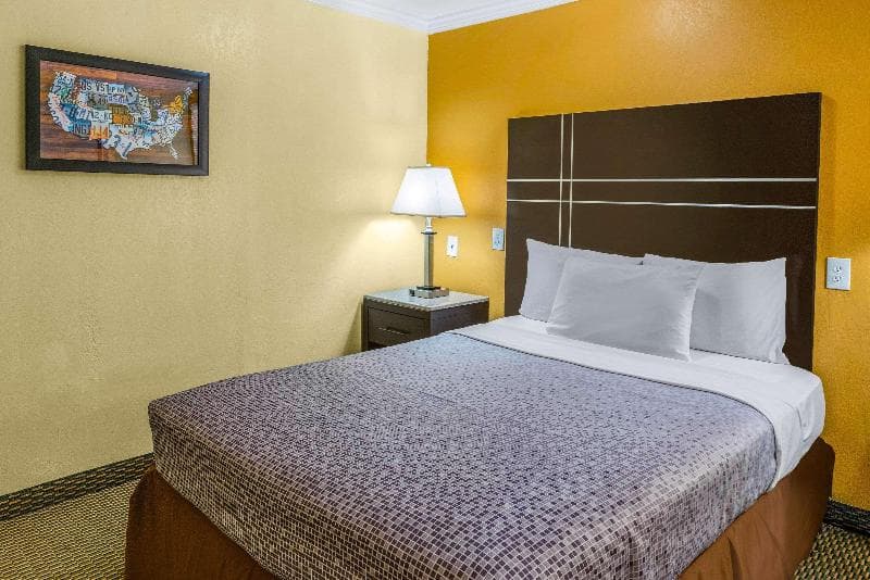 Econo Lodge Beach And Boardwalk 5
